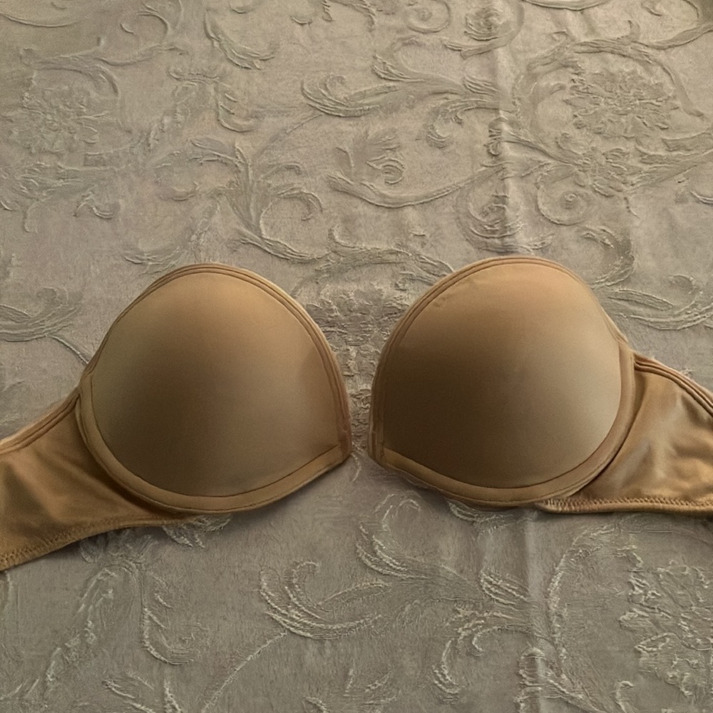 Victoria’s Secret Very Sexy lightly padded strapless bra with clear cleavage 32C
